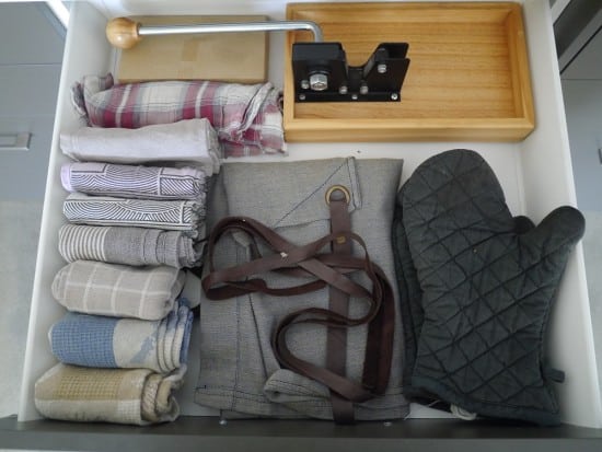 kitchen-drawer-hoarder-minimalist-treading-my-own-path